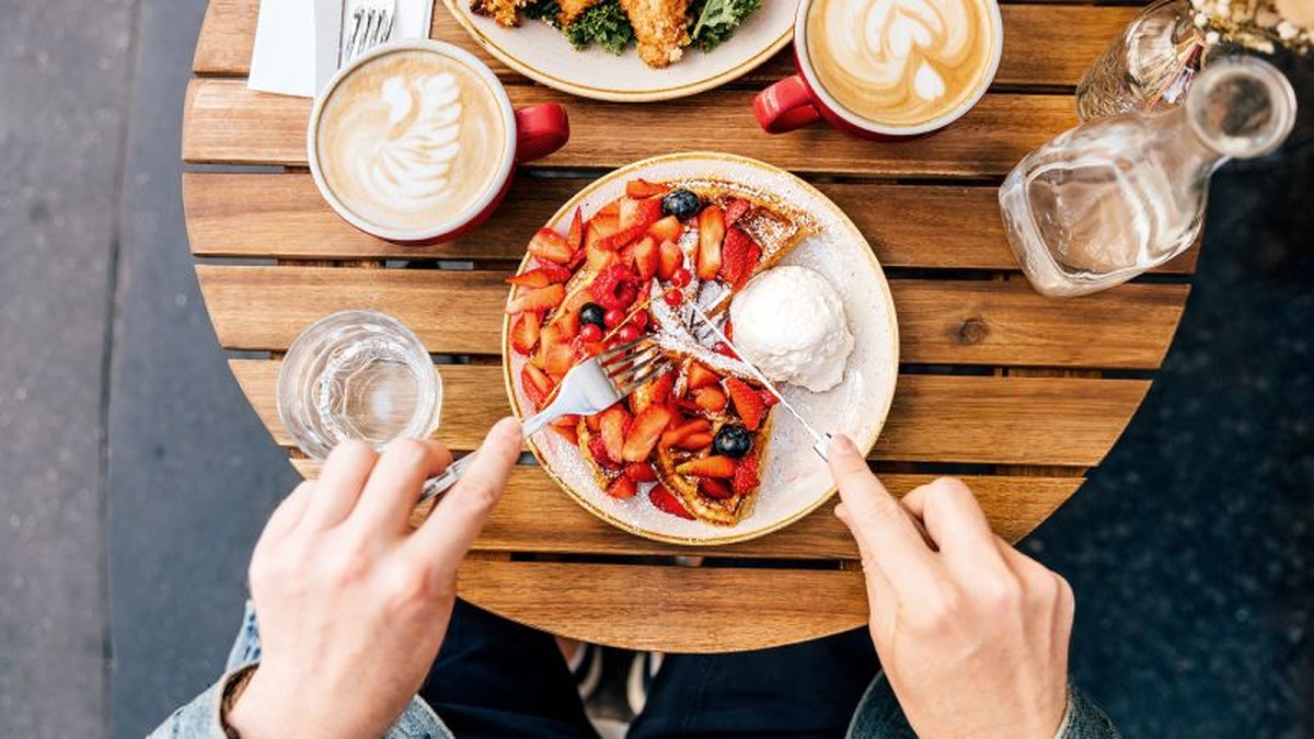 Rozdíly ve stolování: Kulturní a historické aspekty používání příborů v Evropě a Americe