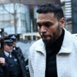 Obvinění a soudní řízení koncertního zpěváka Chrisa Browna v Londýně