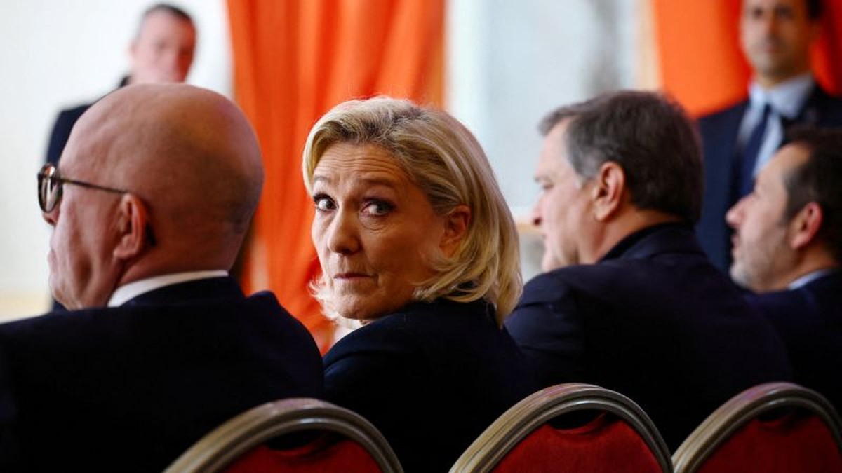 Opoziční vůdkyně Marine Le Pen se vrací před soud kvůli obžalobě z úvěrového podvodu a její kandidatura na prezidenta Francie v roce 2027 je ohrožena