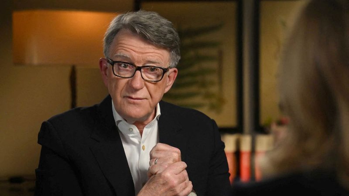 Peter Mandelson se omlouvá za pokračování přátelství s Jeffrey Epsteinem po jeho odsouzení