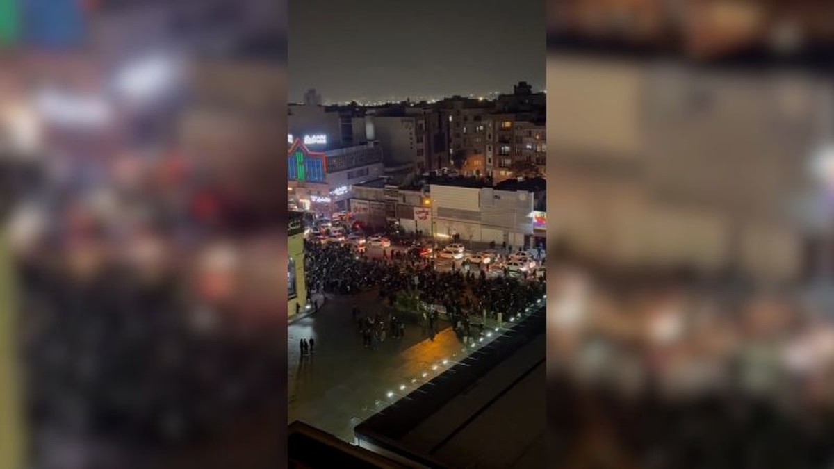 Protesty v Íránu: masové pochody a ztráty na životech