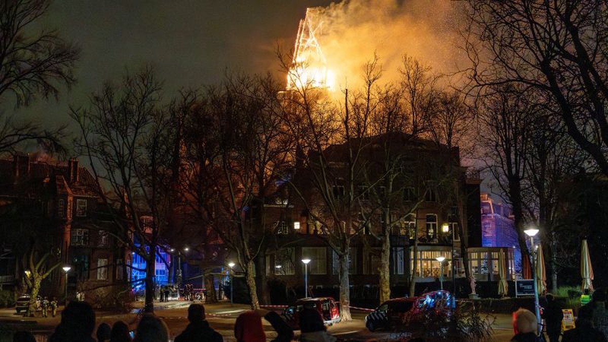 Rozsáhlé násilnosti a požár kostela v Nizozemsku při oslavách nového roku
